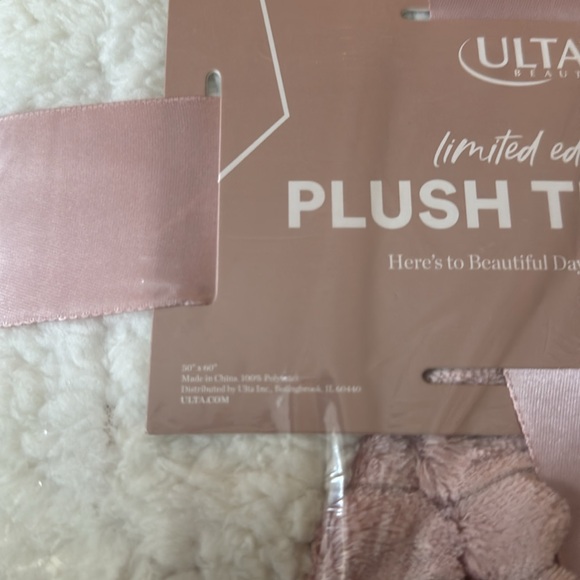 Limited Edition Ulta Plush Throw 50 x 60 in - Picture 3 of 3
